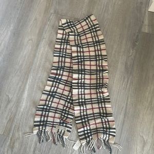 Burberry 100% cashmere scarf in classic check